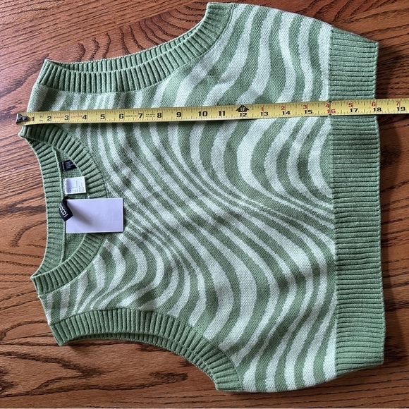 NWT Divided Green Zebra Striped Cropped Sweater Vest Large - Picture 4 of 9